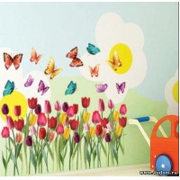 Бабочки на полянке из тюльпанов